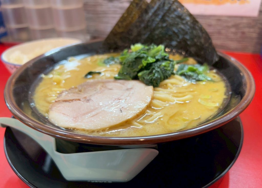 alt="スープの粘度とチャーシューが際立つ一杯(横浜家系ラーメン白金家・筆者撮影)"