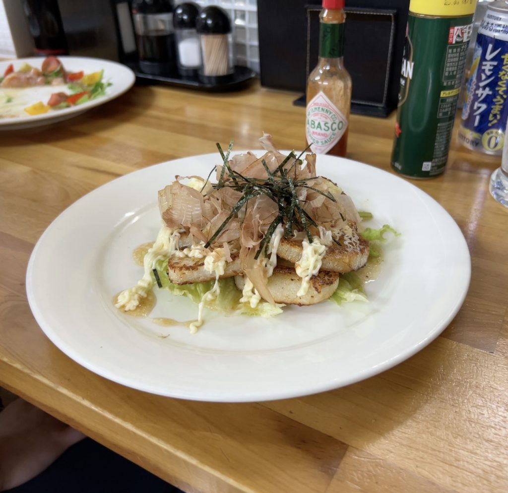 alt="香ばしく焼き上げた山芋のソテー。『ダイニング味味屋』の人気メニュー（熊本市・筆者撮影）"
