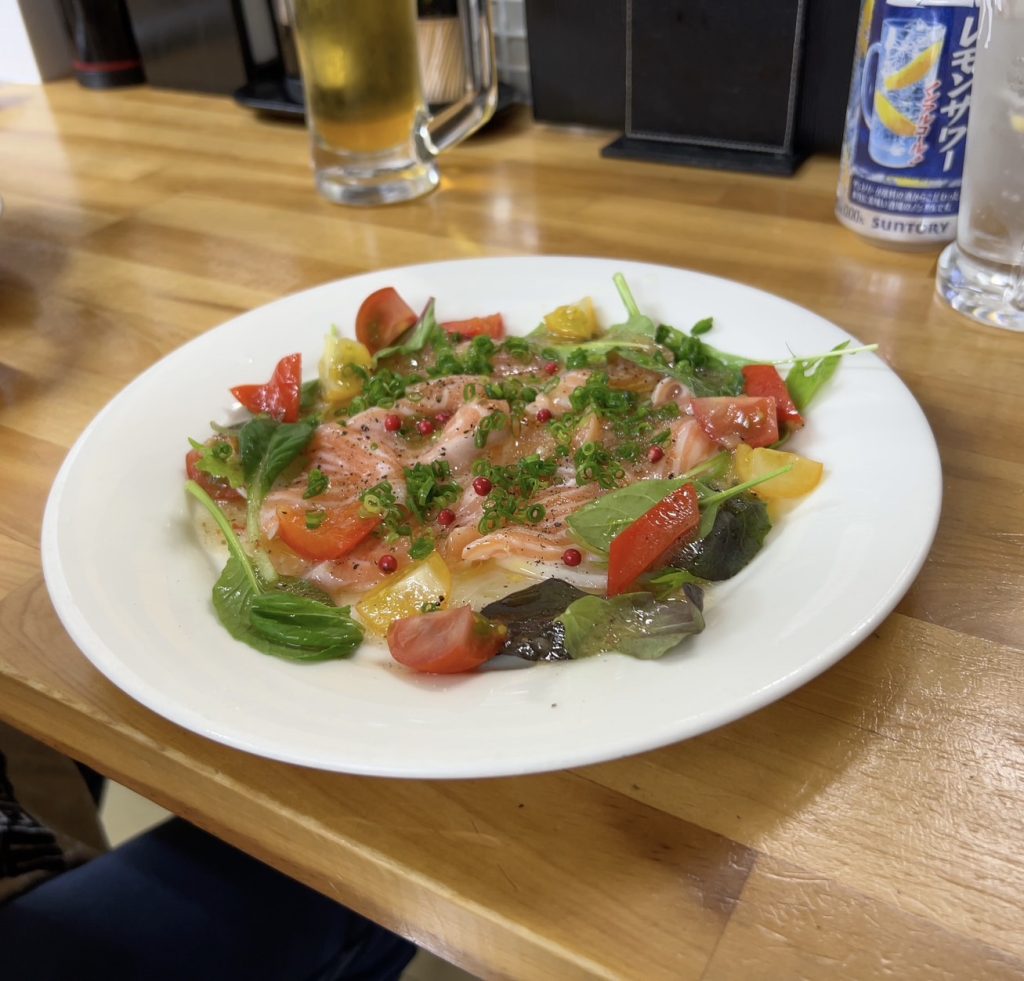 alt="彩り鮮やかなトマトとバジルのカルパッチョ。前菜にもぴったりの一皿（熊本市・筆者撮影）"
