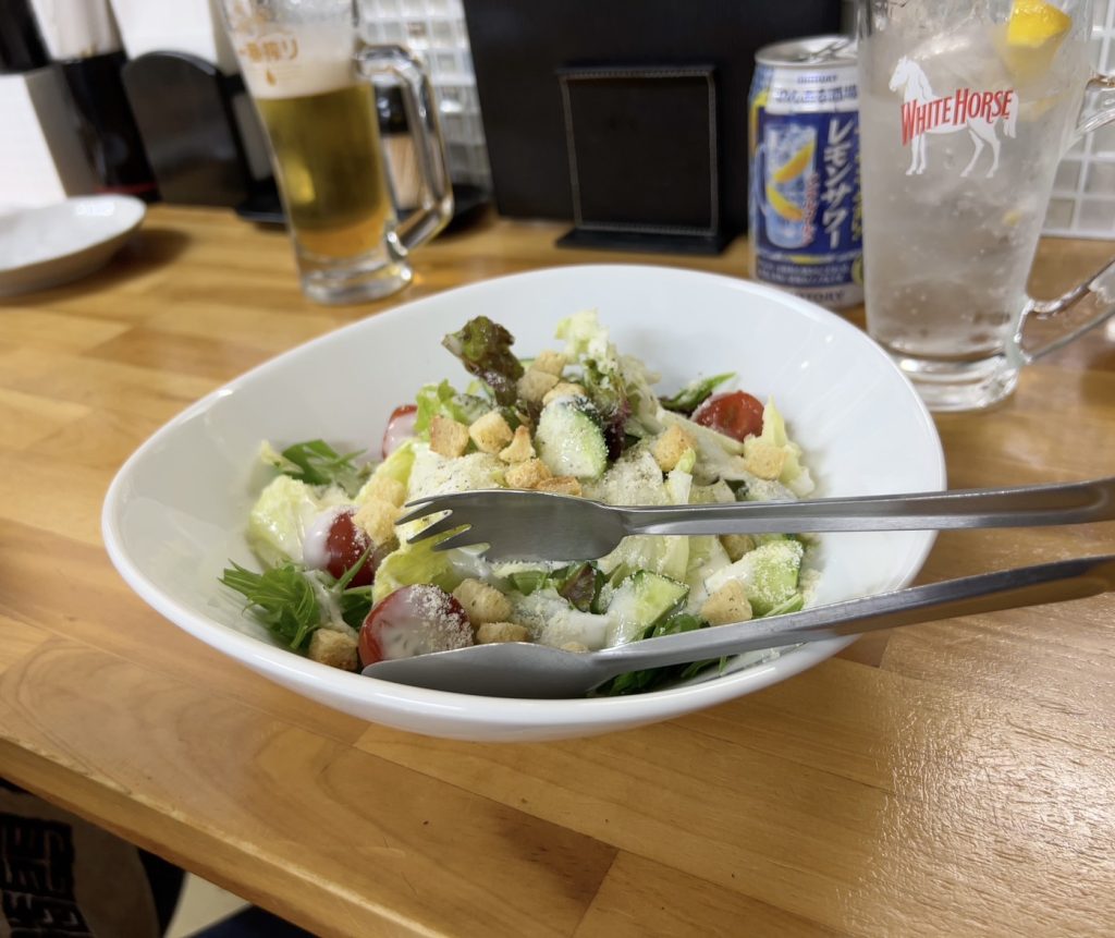 alt="シャキシャキ野菜のシーザーサラダ。『ダイニング味味屋』の定番サイドメニュー（筆者撮影）"
