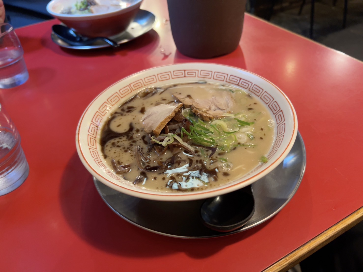 alt="熊本市上乃裏『赤組』の熊本ラーメンと卓上の様子（サラメシログ筆者撮影）"