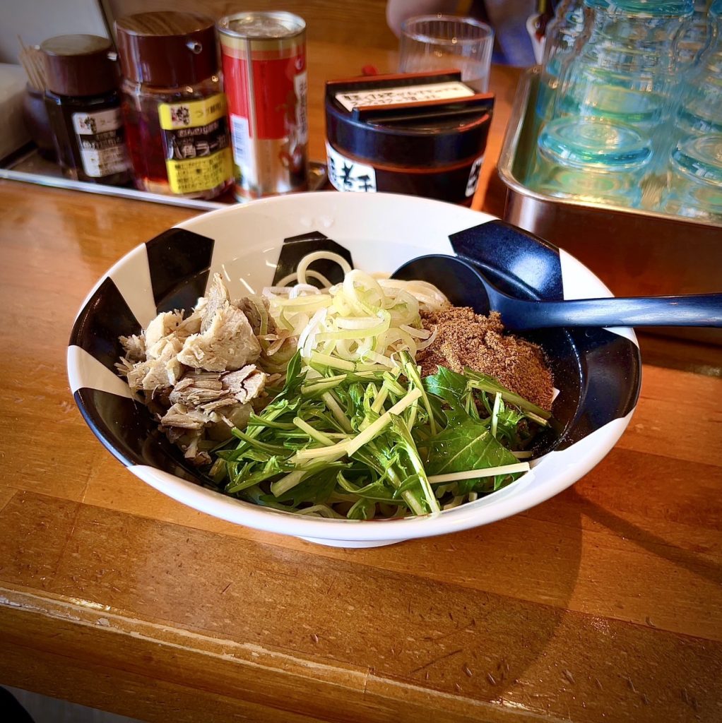 alt="熊本市中央区の『おんのじ 熊本店 』で注文した節まぜそばと卓上の様子(筆者撮影)"