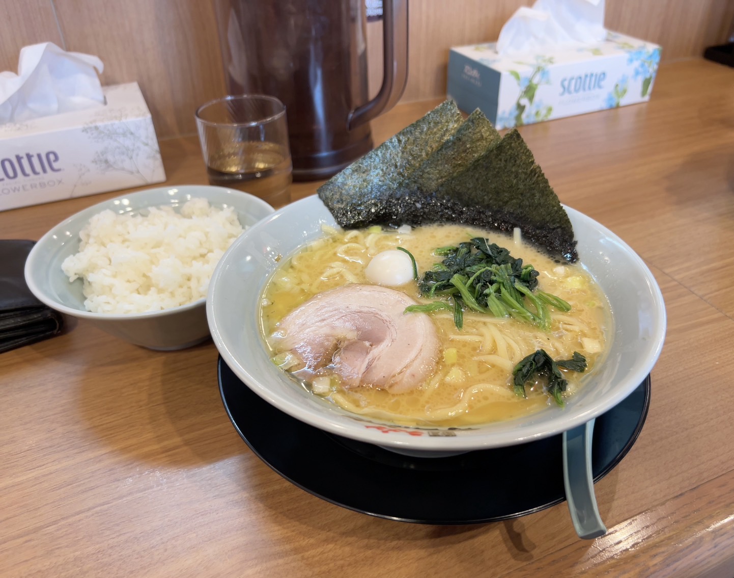 alt="町田商店 大成店で提供された家系ラーメンとライスのセット（埼玉県さいたま市・筆者撮影）"