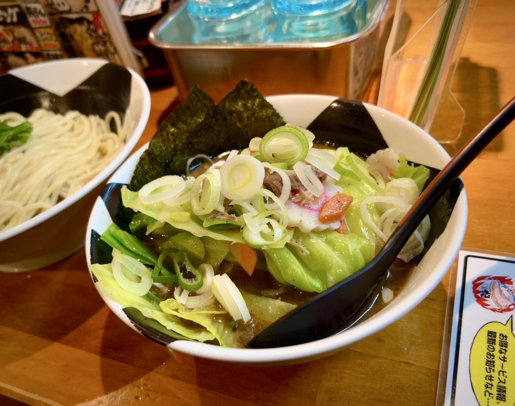 alt="熊本市の『おんのじ』で提供される野菜つけ麺と節まぜそばのボリューム満点セット(筆者撮影)"