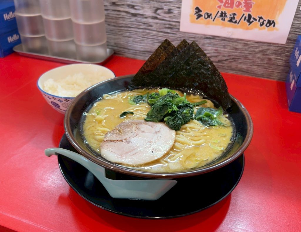 alt="濃厚豚骨スープと中太ストレート麺が特徴の家系ラーメン(熊本市・筆者撮影)"