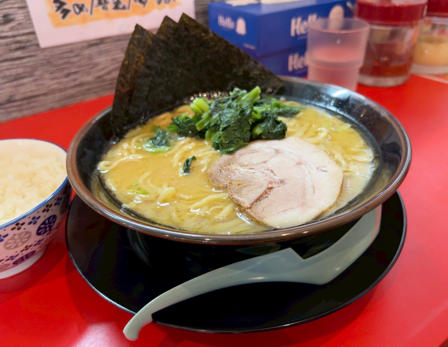 alt="『サラメシログ』で紹介した横浜家系ラーメン白金家 浜線バイパス店の記事全体のスクリーンショット（筆者撮影）"
