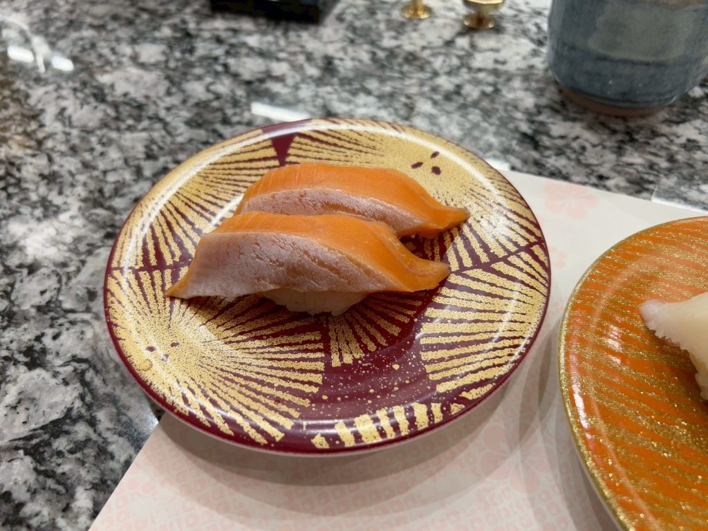 サーモンの握り。旨かった。筆者撮影。