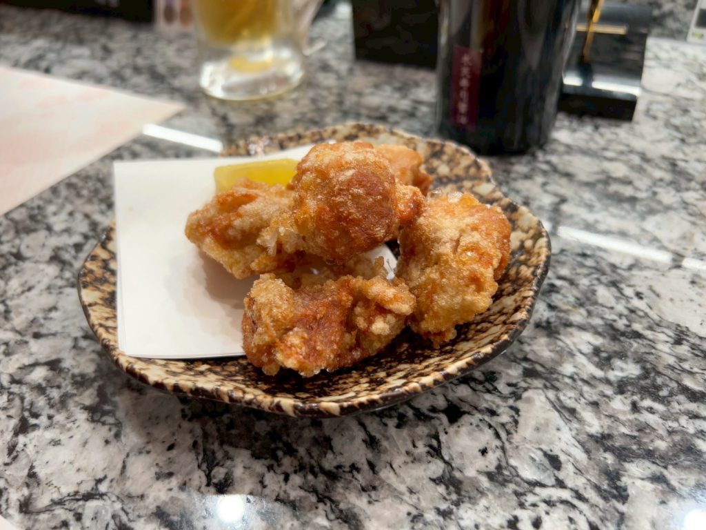 鶏のから揚げなどのサイドメニューも充実。筆者撮影。