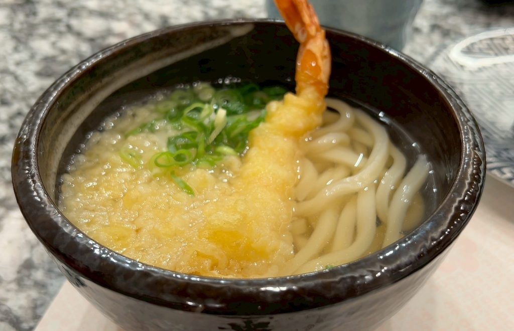 海老天うどん。寿司屋のうどんとしてはうまい。筆者撮影。