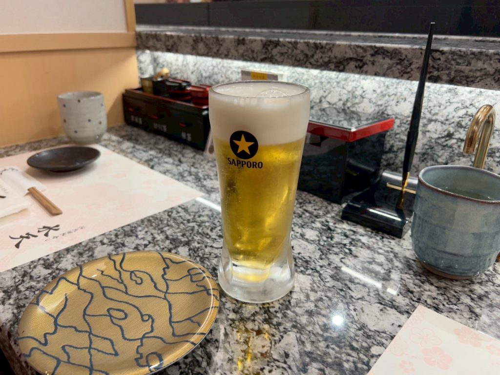 サッポロ生ビールとテーブルセッティング