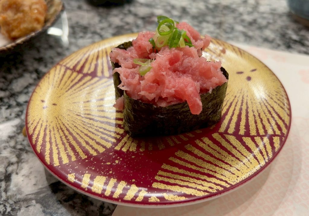 まぐろ軍艦。旨かった。筆者撮影。